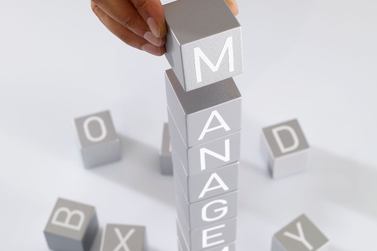 Management de transition Ylora — construction méthodique et précise d'une mission de direction marketing ou communication en PME et ETI