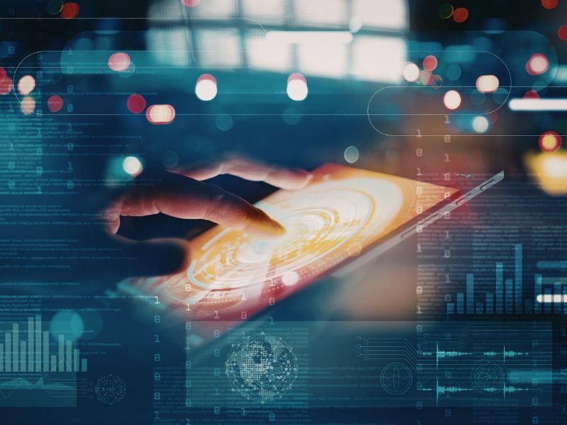 Pilotage digital sur tablette futuriste — coordination et gestion de projets digitaux marketing avec Impulse Ylora