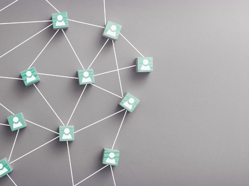 Réseau interconnecté de collaborateurs reliés par des fils — illustration de l'approche Ylora qui relie stratégie marketing, communication et intelligence artificielle pour transformer les organisations PME et ETI